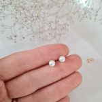 گوشواره زنانه میخی ژوپینگ مدل مرواریدی رنگ طلایی