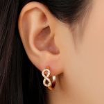 گوشواره زنانه ژوپینگ طرح بی‌نهایت رنگ طلایی