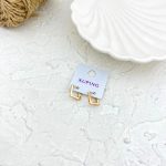 گوشواره زنانه ژوپینگ مستطیل کوچک رنگ طلایی با روکش طلای ۱۴ عیار، رنگ ثابت، ضد حساسیت، بسیار سبک و مقاوم در برابر سیاه شدن.
