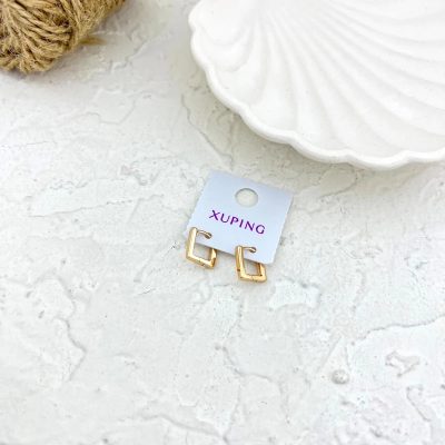 گوشواره زنانه ژوپینگ مستطیل کوچک رنگ طلایی با روکش طلای ۱۴ عیار، رنگ ثابت، ضد حساسیت، بسیار سبک و مقاوم در برابر سیاه شدن.