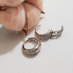 گوشواره زنانه ژوپینگ مدل هلالی نگین‌دار رنگ نقره‌ای