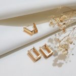 گوشواره زنانه ژوپینگ مدل مستطیل پهن رنگ طلایی