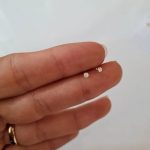 گوشواره میخی زنانه ژوپینگ تک نگین ریز رنگ طلایی