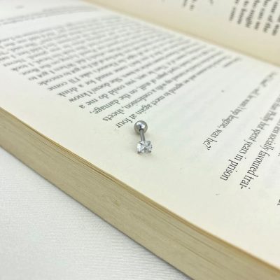 پیرسینگ استیل گوش نگین دار نقره ای
