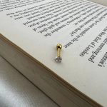 پیرسینگ استیل گوش نگین دار طلایی