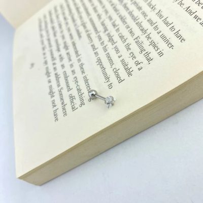 پیرسینگ استیل گوش نگین مثلثی نقره ای