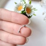 پیرسینگ استیل ابرو مدل خمیده رنگ نقره ای